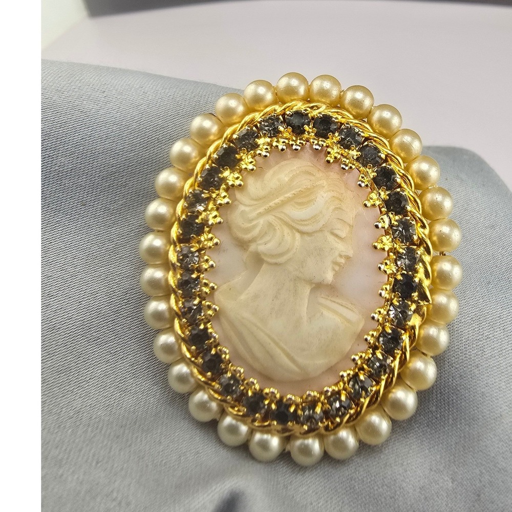 Vintage Hobe Estate Cameo Brooch Gold Tone Pearl Rhinestone Pendant 1.75in